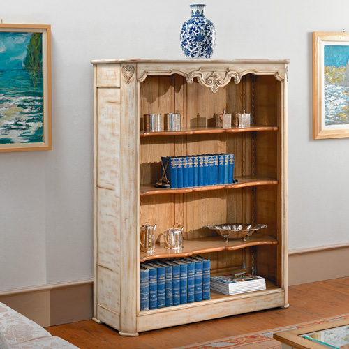 Libreria a giorno con schienale in legno e tre ripiani in legno sagomati regolabili